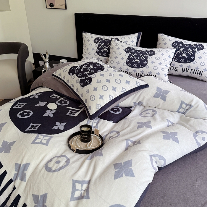 91家纺网 家纺一手货源 找家纺 摩卡（乐趣） 2025新款牛奶绒大版数码印花四件套 熊头白