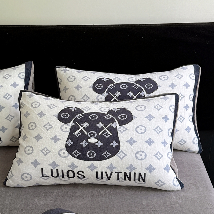 91家纺网 家纺一手货源 找家纺 摩卡（乐趣） 2025新款牛奶绒大版数码印花四件套 熊头白