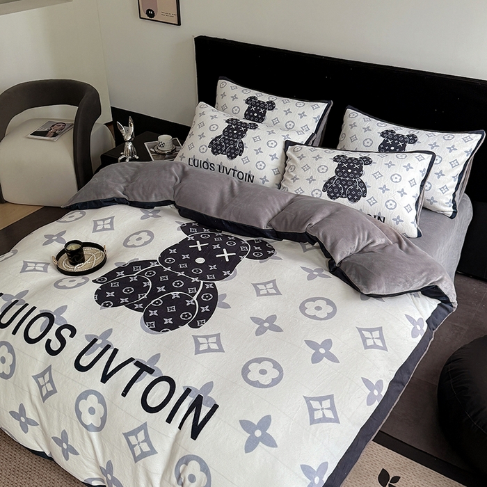 91家纺网 家纺一手货源 找家纺 摩卡（乐趣） 2025新款牛奶绒大版数码印花四件套 熊仔白