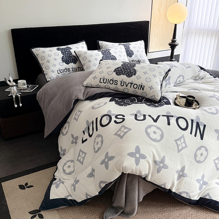 91家纺网 家纺一手货源 找家纺 摩卡（乐趣） 2025新款牛奶绒大版数码印花四件套 熊仔白