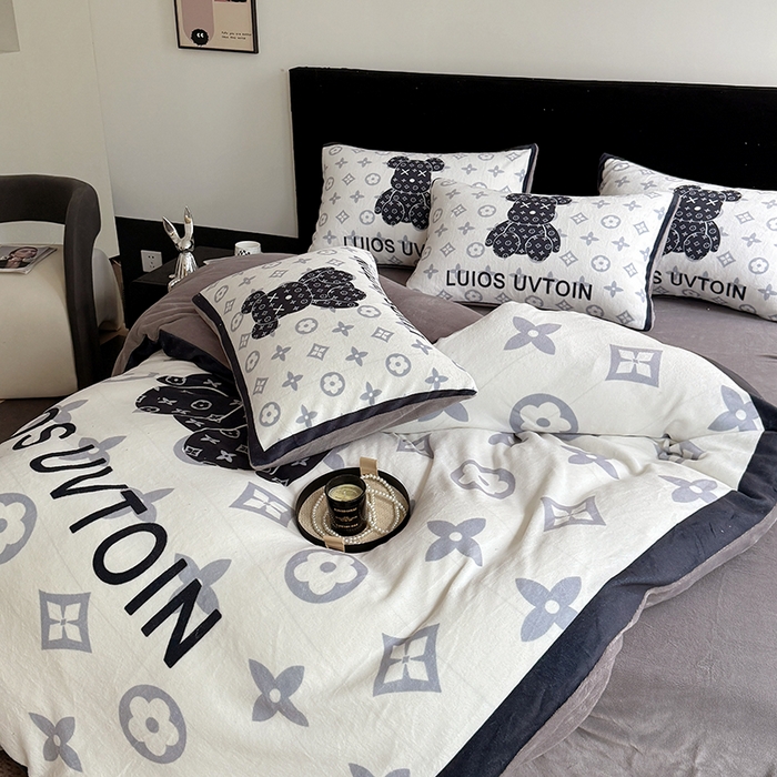 91家纺网 家纺一手货源 找家纺 摩卡（乐趣） 2025新款牛奶绒大版数码印花四件套 熊仔白