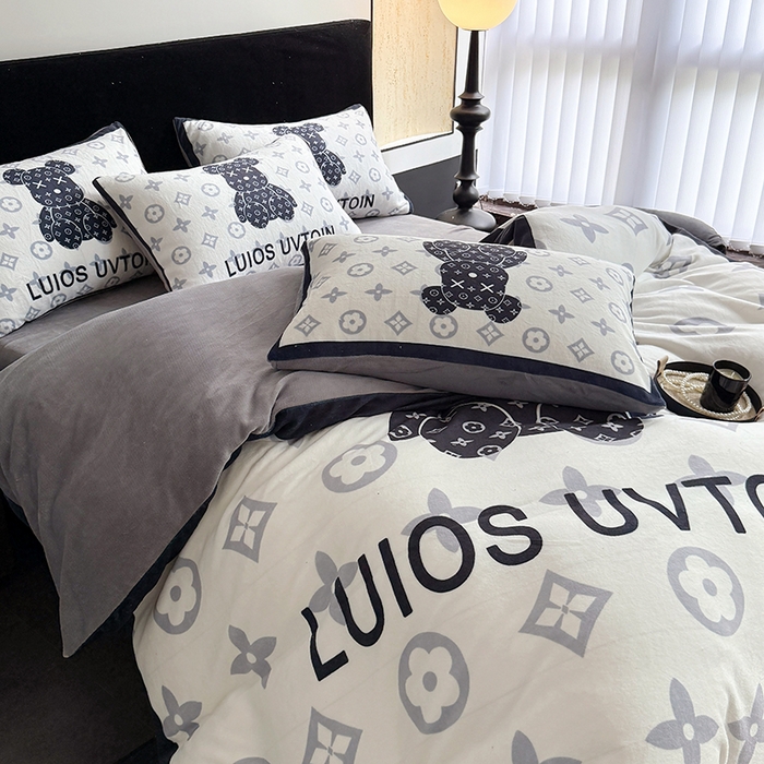 91家纺网 家纺一手货源 找家纺 摩卡（乐趣） 2025新款牛奶绒大版数码印花四件套 熊仔白