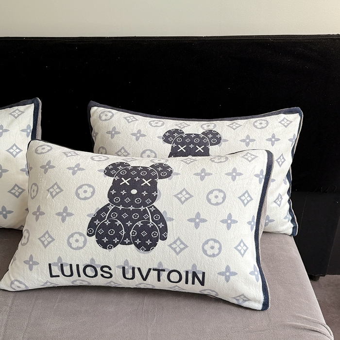 91家纺网 家纺一手货源 找家纺 摩卡（乐趣） 2025新款牛奶绒大版数码印花四件套 熊仔白