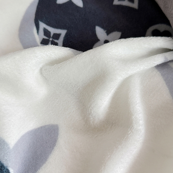 91家纺网 家纺一手货源 找家纺 摩卡（乐趣） 2025新款牛奶绒大版数码印花四件套 熊仔白