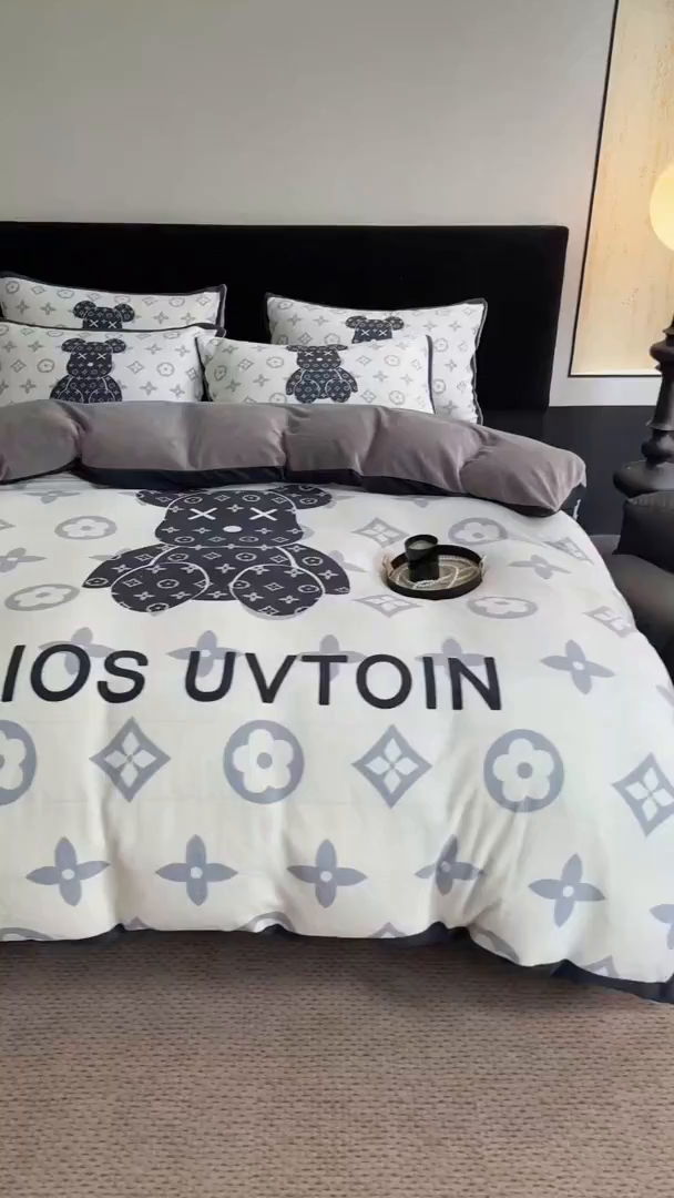 91家纺网 家纺一手货源 找家纺 摩卡（乐趣） 2025新款牛奶绒大版数码印花四件套 熊仔白