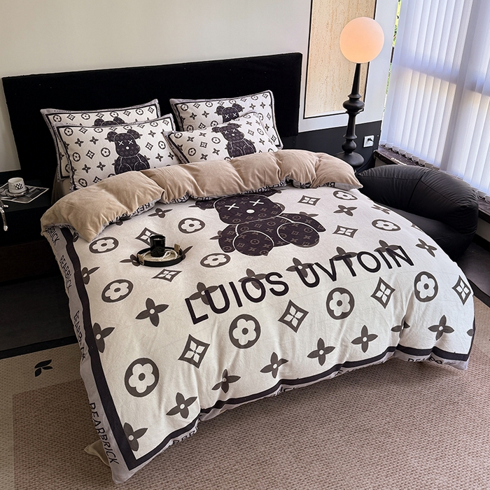 91家纺网 家纺一手货源 找家纺 摩卡（乐趣） 2025新款牛奶绒大版数码印花四件套 熊仔咖