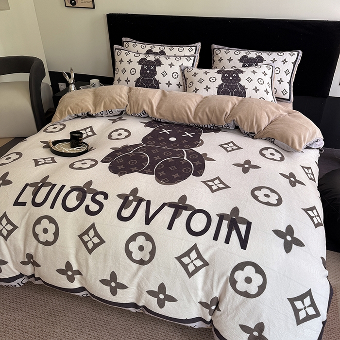 91家纺网 家纺一手货源 找家纺 摩卡（乐趣） 2025新款牛奶绒大版数码印花四件套 熊仔咖