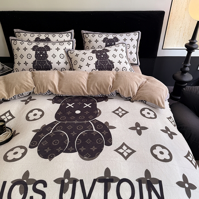 91家纺网 家纺一手货源 找家纺 摩卡（乐趣） 2025新款牛奶绒大版数码印花四件套 熊仔咖