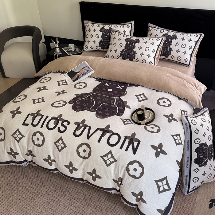 91家纺网 家纺一手货源 找家纺 摩卡（乐趣） 2025新款牛奶绒大版数码印花四件套 熊仔咖