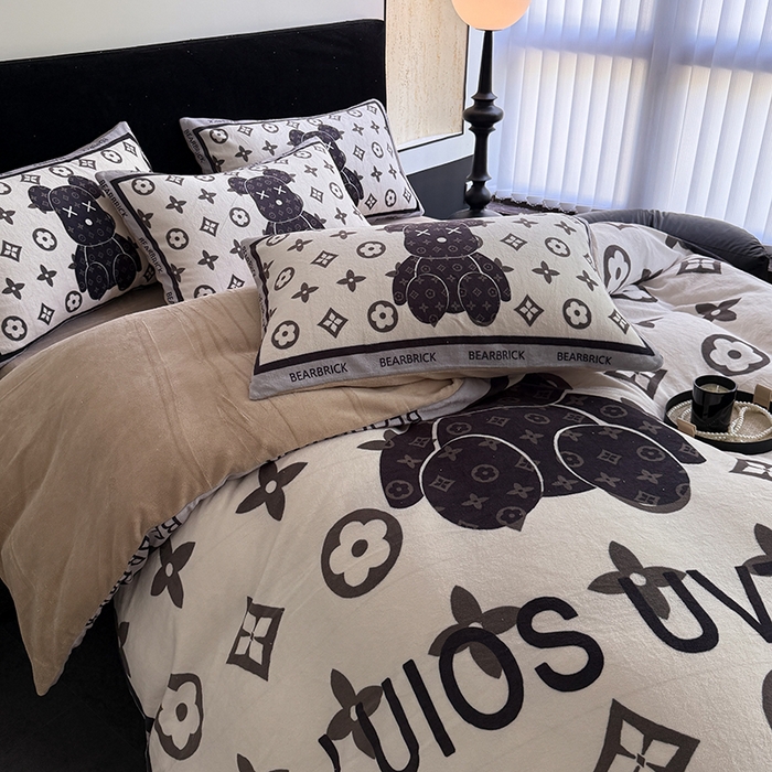 91家纺网 家纺一手货源 找家纺 摩卡（乐趣） 2025新款牛奶绒大版数码印花四件套 熊仔咖