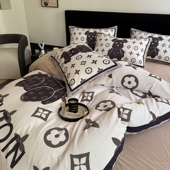 91家纺网 家纺一手货源 找家纺 摩卡（乐趣） 2025新款牛奶绒大版数码印花四件套 熊仔咖