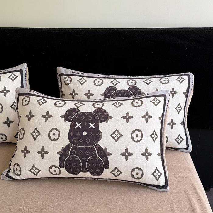 91家纺网 家纺一手货源 找家纺 摩卡（乐趣） 2025新款牛奶绒大版数码印花四件套 熊仔咖