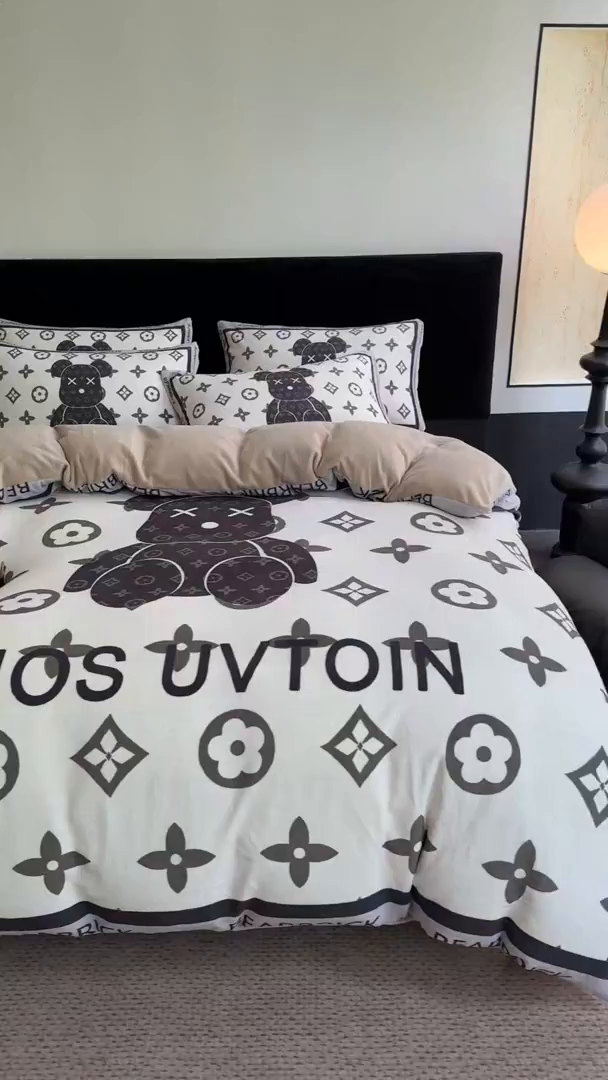 91家纺网 家纺一手货源 找家纺 摩卡（乐趣） 2025新款牛奶绒大版数码印花四件套 熊仔咖