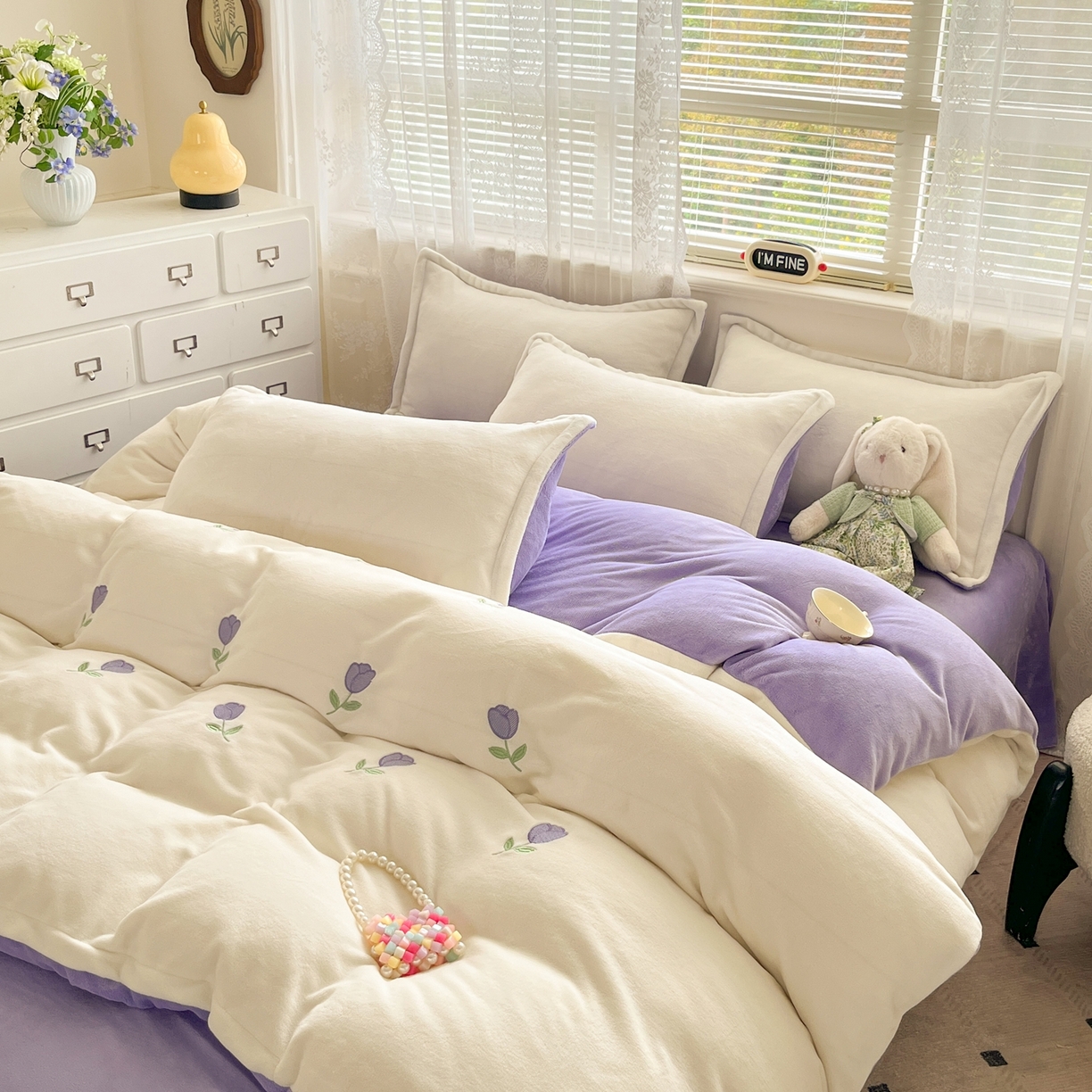 91家纺网 家纺一手货源 找家纺 伊梵居2025新款加厚贴布绣牛奶绒四件套 郁金香-奶白紫