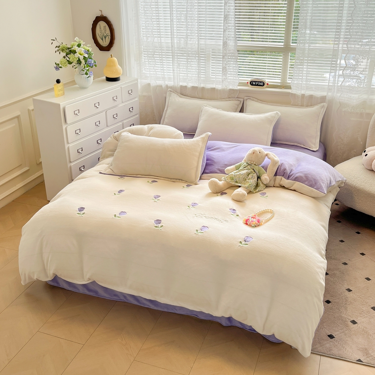 91家纺网 家纺一手货源 找家纺 伊梵居2025新款加厚贴布绣牛奶绒四件套 郁金香-奶白紫