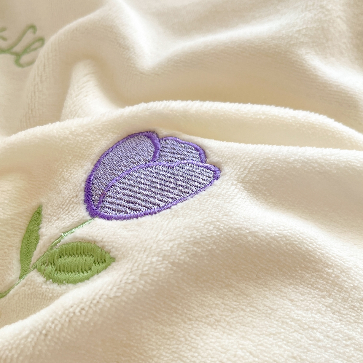 91家纺网 家纺一手货源 找家纺 伊梵居2025新款加厚贴布绣牛奶绒四件套 郁金香-奶白紫