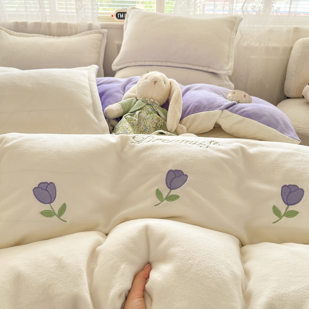 91家纺网 家纺一手货源 找家纺 伊梵居2025新款加厚贴布绣牛奶绒四件套 郁金香-奶白紫
