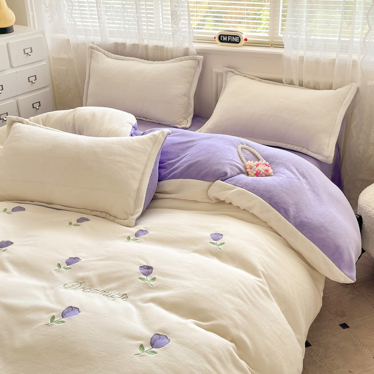 91家纺网 家纺一手货源 找家纺 伊梵居2025新款加厚贴布绣牛奶绒四件套 郁金香-奶白紫