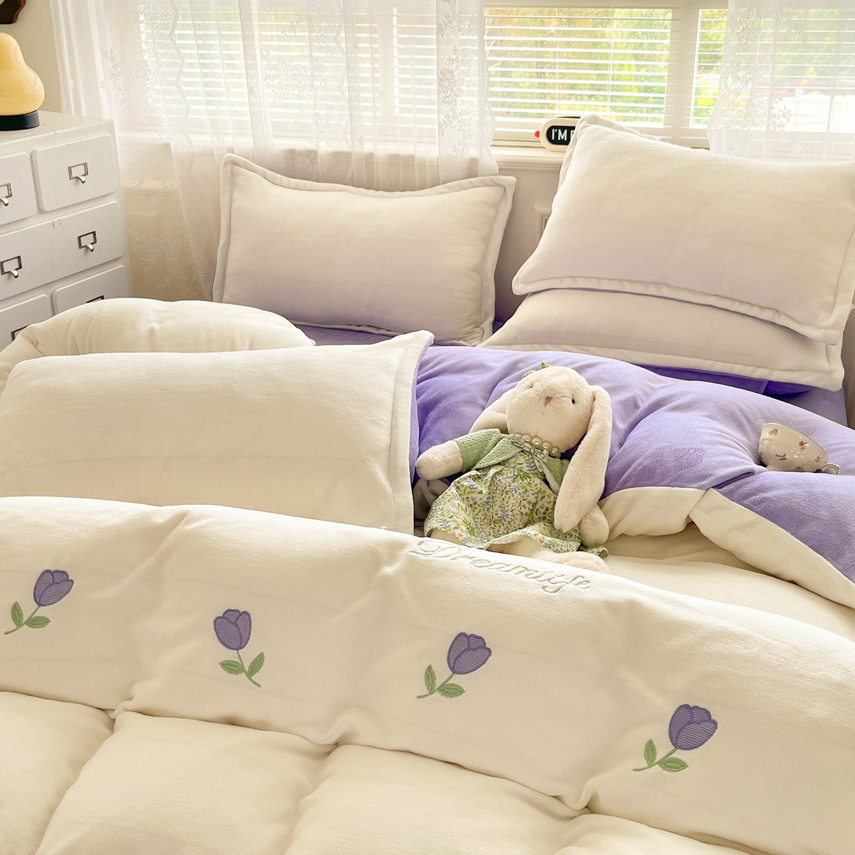 91家纺网 家纺一手货源 找家纺 伊梵居2025新款加厚贴布绣牛奶绒四件套 郁金香-奶白紫