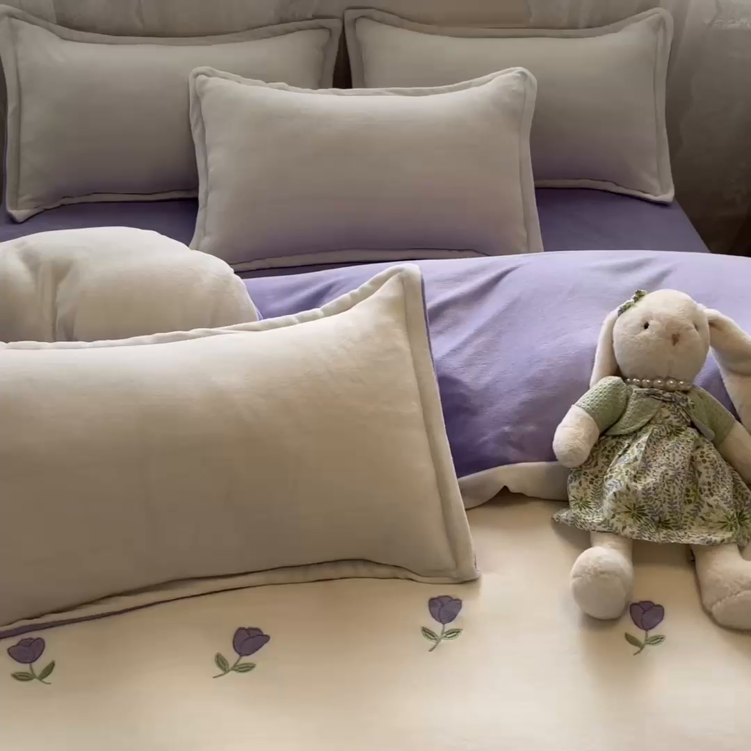 91家纺网 家纺一手货源 找家纺 伊梵居2025新款加厚贴布绣牛奶绒四件套 郁金香-奶白紫