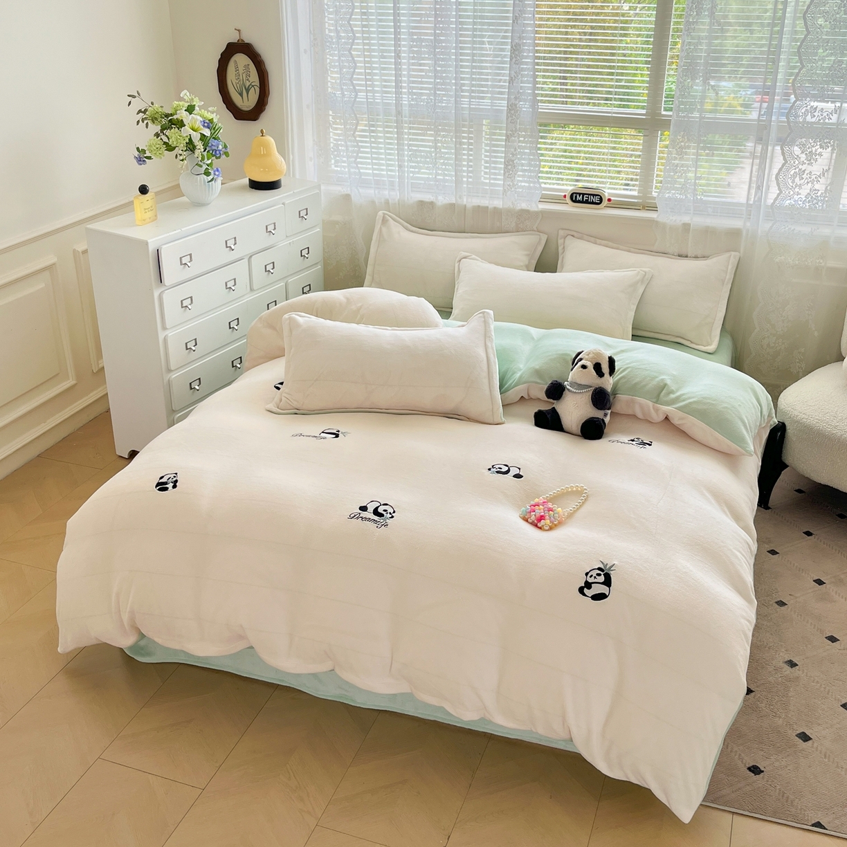 91家纺网 家纺一手货源 找家纺 伊梵居2025新款加厚贴布绣牛奶绒四件套 熊猫抱竹-奶白绿