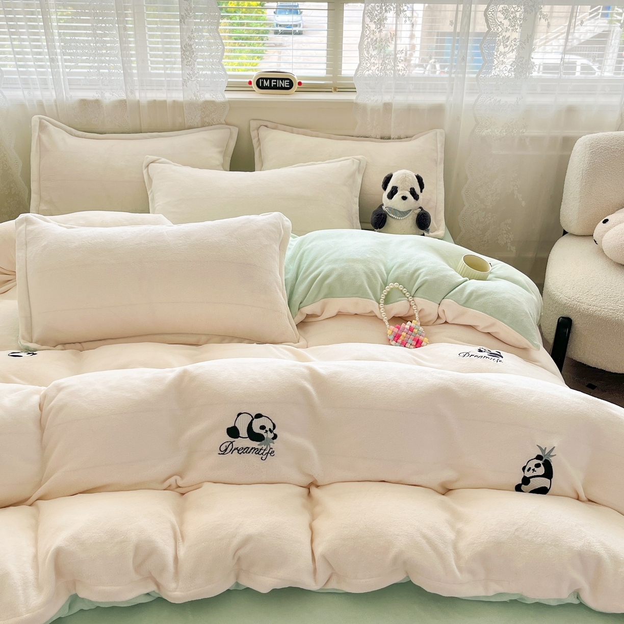 91家纺网 家纺一手货源 找家纺 伊梵居2025新款加厚贴布绣牛奶绒四件套 熊猫抱竹-奶白绿