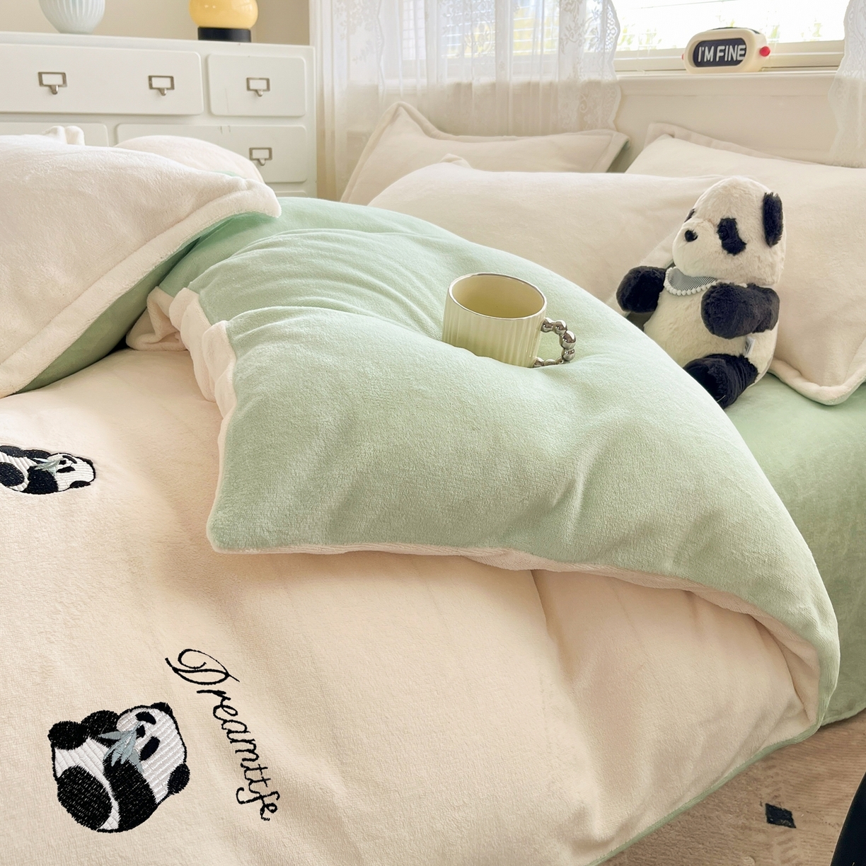 91家纺网 家纺一手货源 找家纺 伊梵居2025新款加厚贴布绣牛奶绒四件套 熊猫抱竹-奶白绿