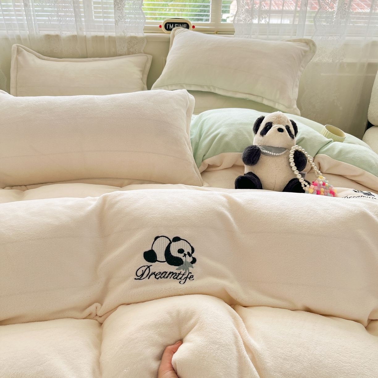 91家纺网 家纺一手货源 找家纺 伊梵居2025新款加厚贴布绣牛奶绒四件套 熊猫抱竹-奶白绿