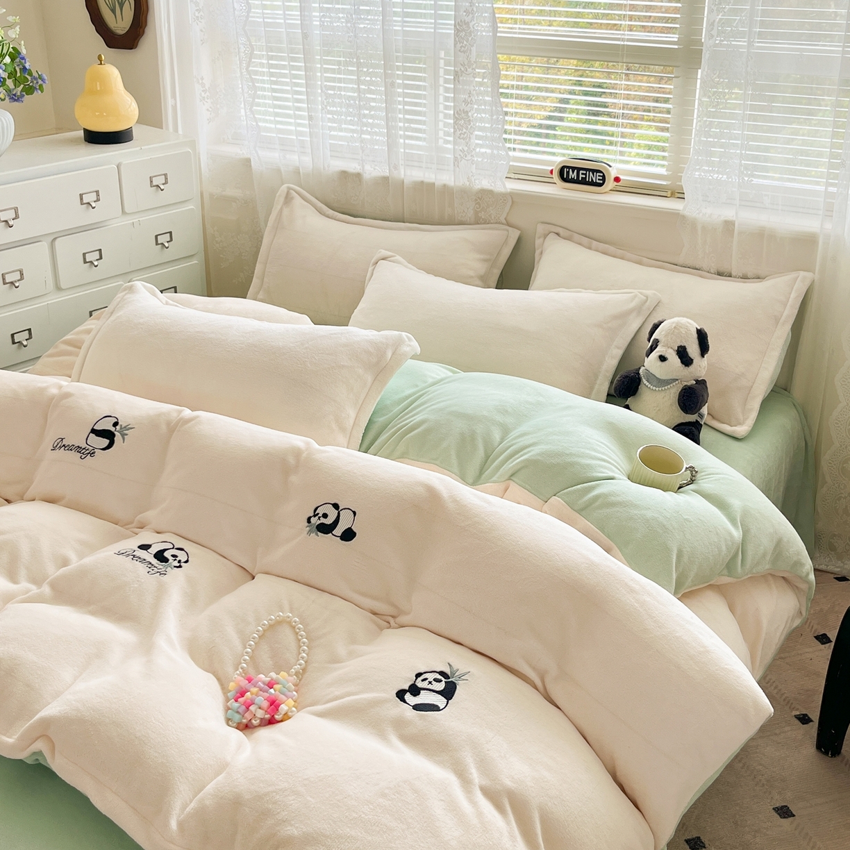 91家纺网 家纺一手货源 找家纺 伊梵居2025新款加厚贴布绣牛奶绒四件套 熊猫抱竹-奶白绿