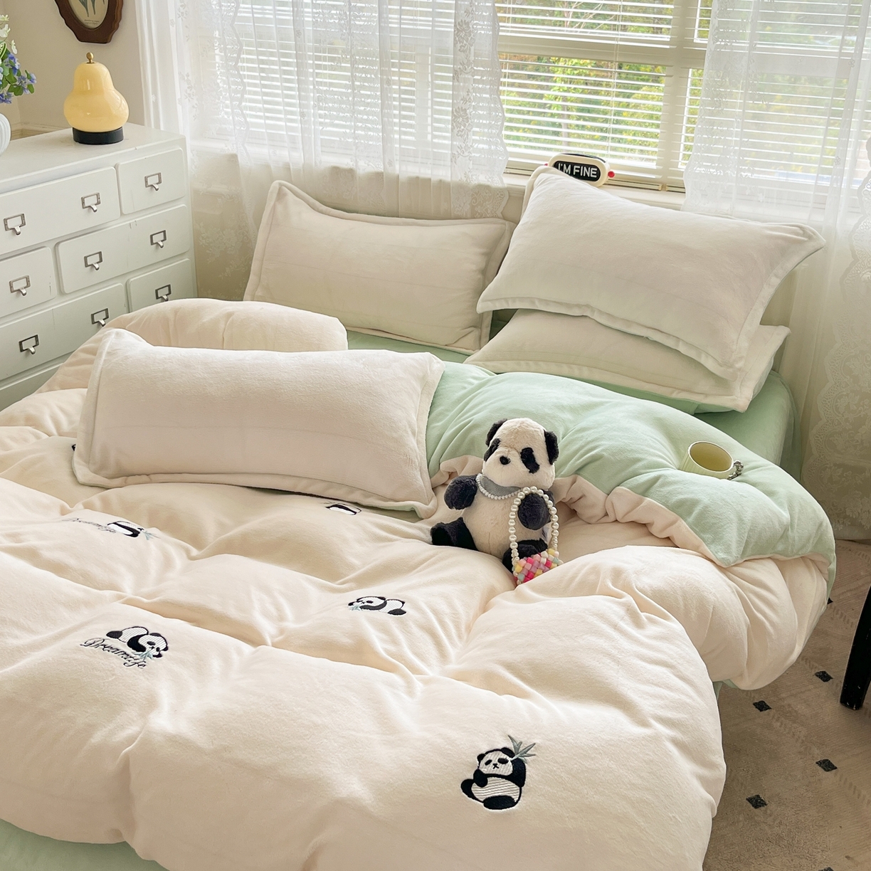 91家纺网 家纺一手货源 找家纺 伊梵居2025新款加厚贴布绣牛奶绒四件套 熊猫抱竹-奶白绿