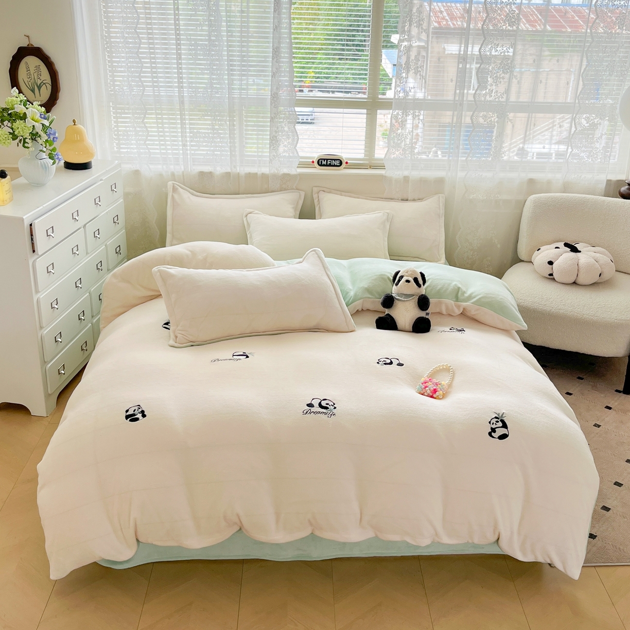 91家纺网 家纺一手货源 找家纺 伊梵居2025新款加厚贴布绣牛奶绒四件套 熊猫抱竹-奶白绿