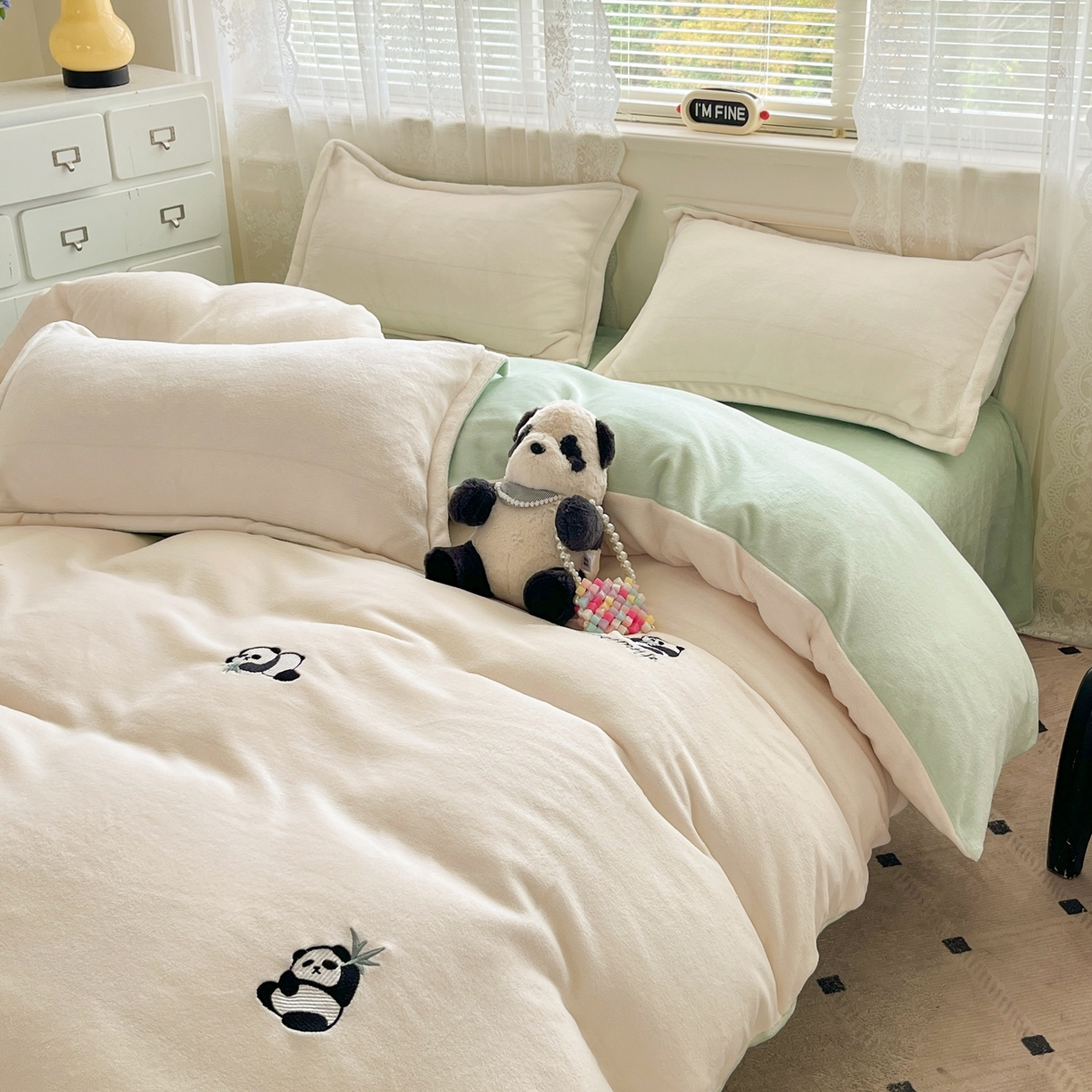 91家纺网 家纺一手货源 找家纺 伊梵居2025新款加厚贴布绣牛奶绒四件套 熊猫抱竹-奶白绿