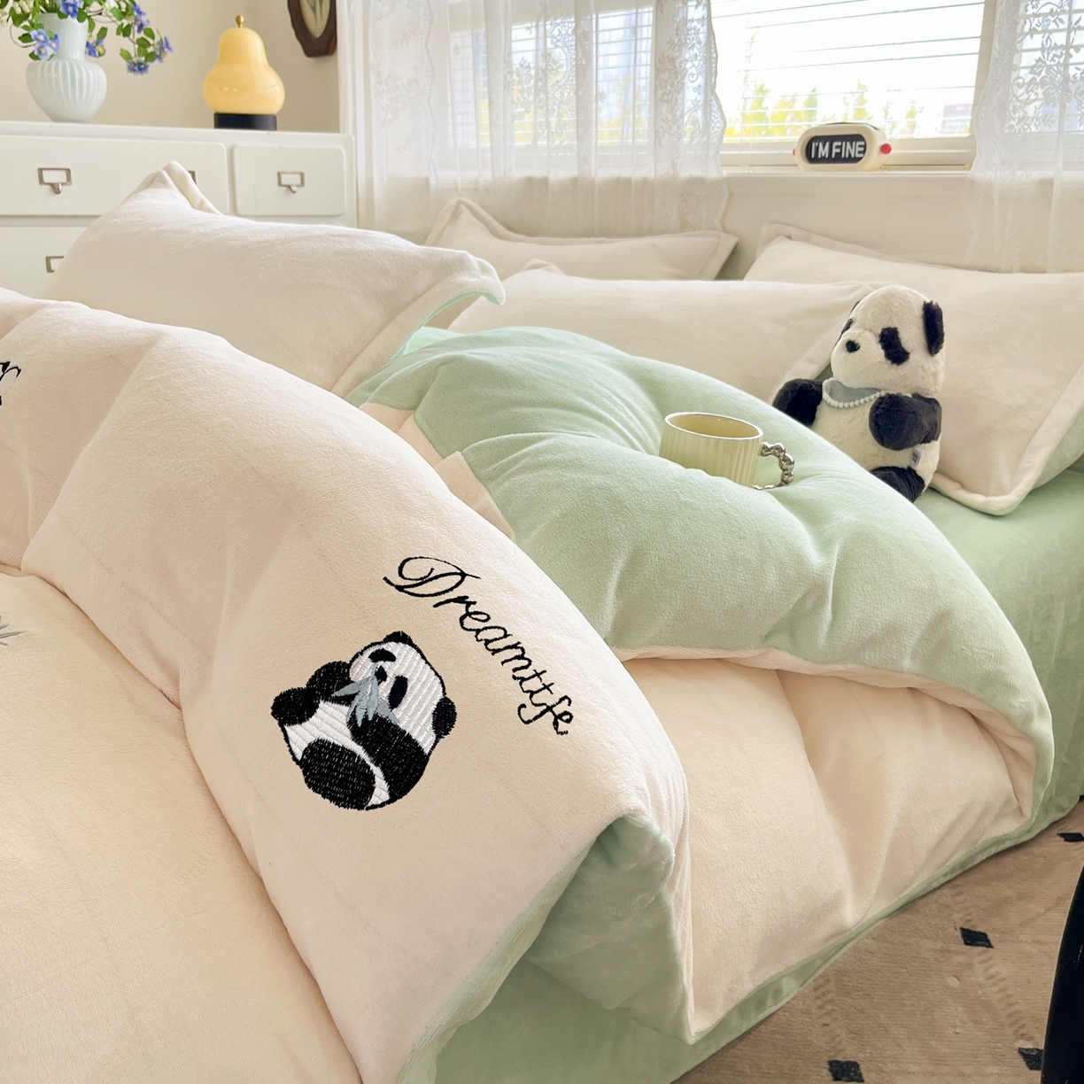 伊梵居2025新款加厚贴布绣牛奶绒四件套 熊猫抱竹-奶白绿