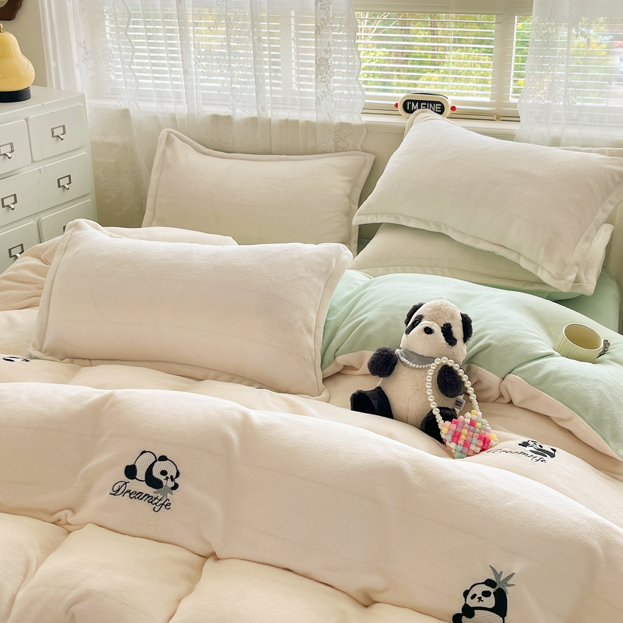 91家纺网 家纺一手货源 找家纺 伊梵居2025新款加厚贴布绣牛奶绒四件套 熊猫抱竹-奶白绿