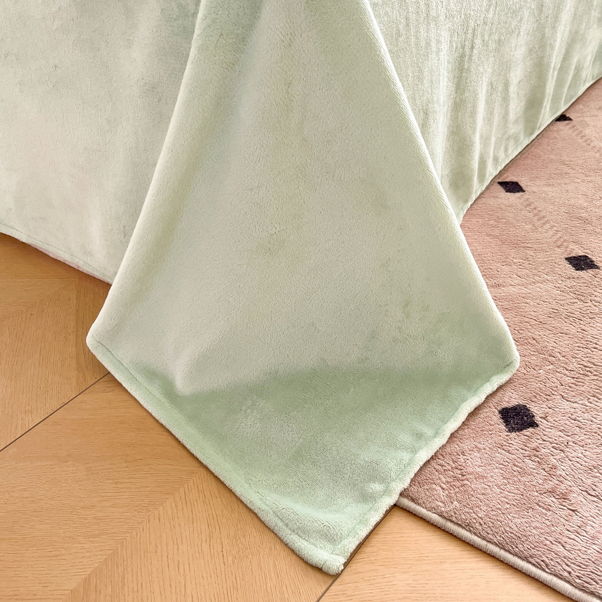 91家纺网 家纺一手货源 找家纺 伊梵居2025新款加厚贴布绣牛奶绒四件套 熊猫抱竹-奶白绿