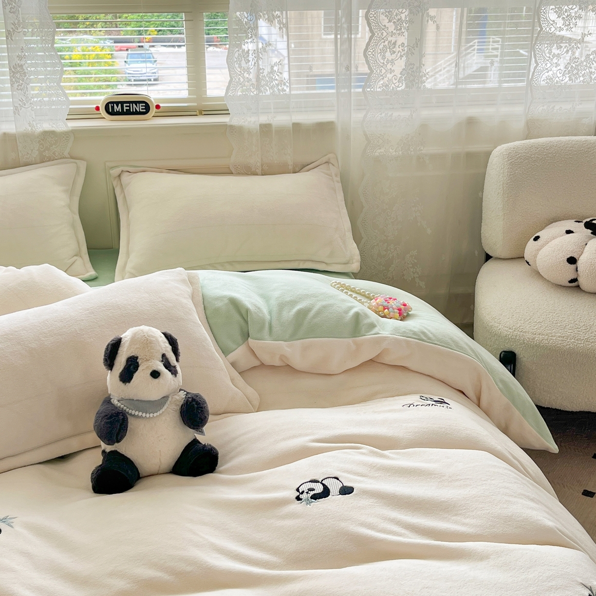 91家纺网 家纺一手货源 找家纺 伊梵居2025新款加厚贴布绣牛奶绒四件套 熊猫抱竹-奶白绿