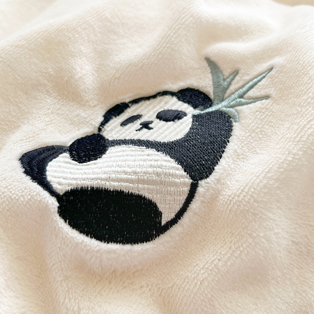 91家纺网 家纺一手货源 找家纺 伊梵居2025新款加厚贴布绣牛奶绒四件套 熊猫抱竹-奶白绿