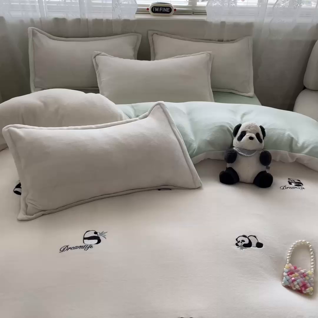 91家纺网 家纺一手货源 找家纺 伊梵居2025新款加厚贴布绣牛奶绒四件套 熊猫抱竹-奶白绿