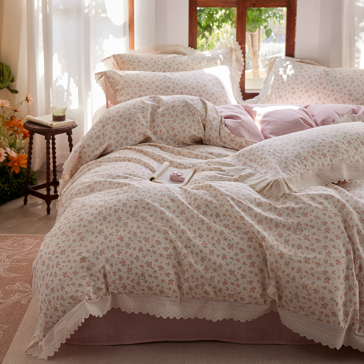 91家纺网 家纺一手货源 找家纺 清雅福 2026春夏新品韩版全棉双层纱镂空花边系列四件套 花丛小兔