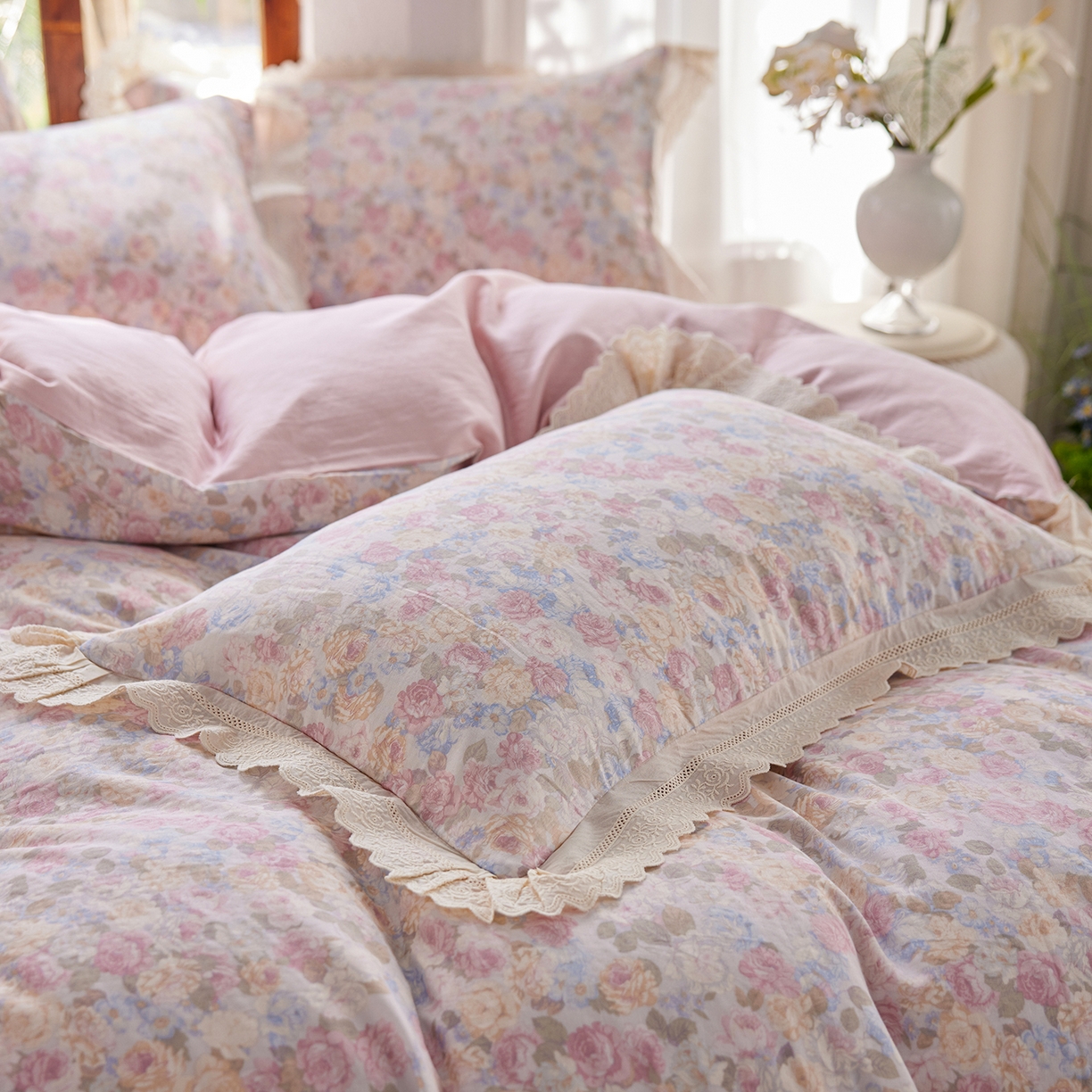 91家纺网 家纺一手货源 找家纺 清雅福 2026春夏新品韩版全棉双层纱镂空花边系列四件套 半岛花园-粉