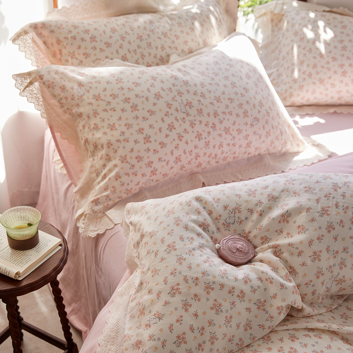91家纺网 家纺一手货源 找家纺 清雅福 2026春夏新品韩版全棉双层纱镂空花边系列四件套 花丛小兔