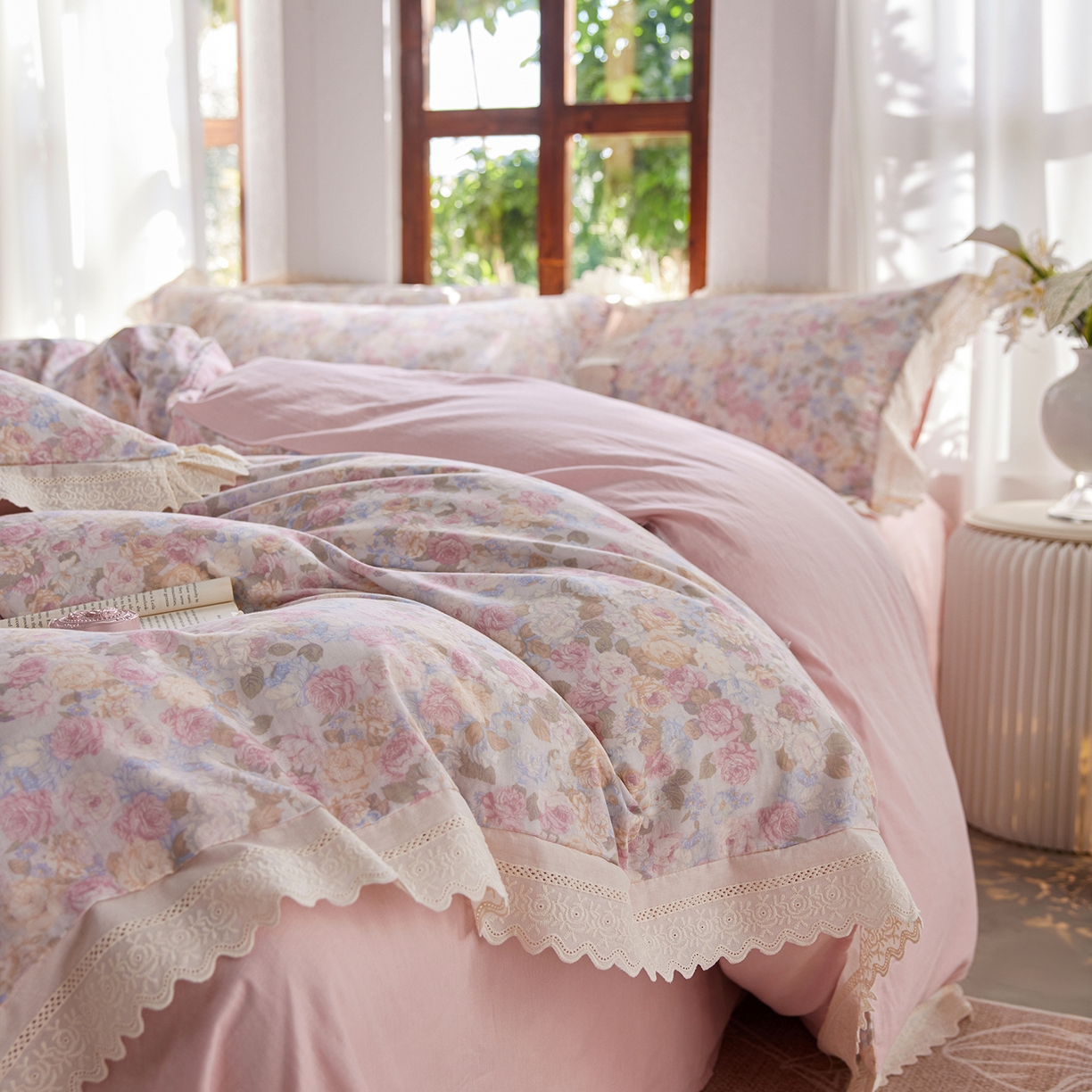 91家纺网 家纺一手货源 找家纺 清雅福 2026春夏新品韩版全棉双层纱镂空花边系列四件套 半岛花园-粉
