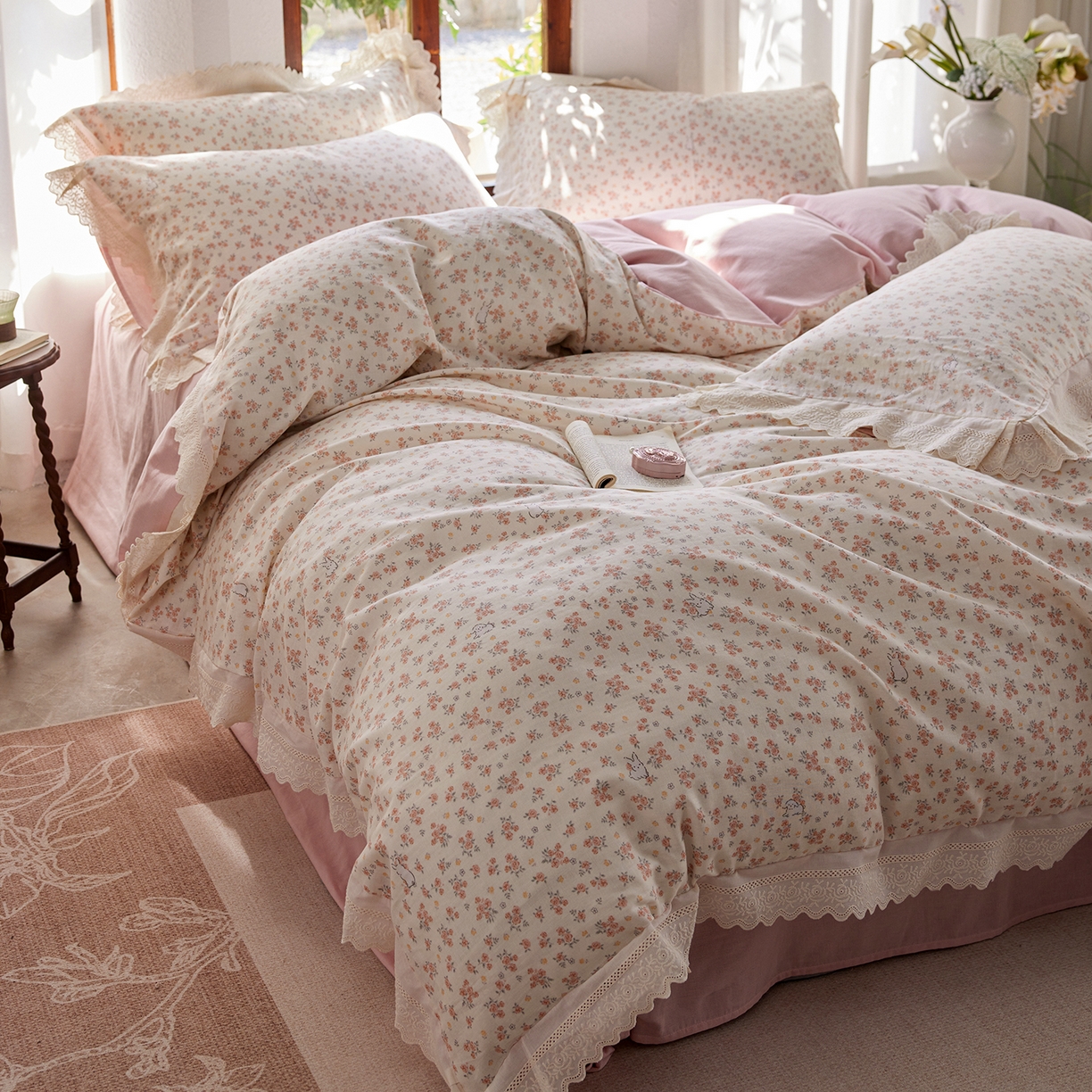 91家纺网 家纺一手货源 找家纺 清雅福 2026春夏新品韩版全棉双层纱镂空花边系列四件套 花丛小兔