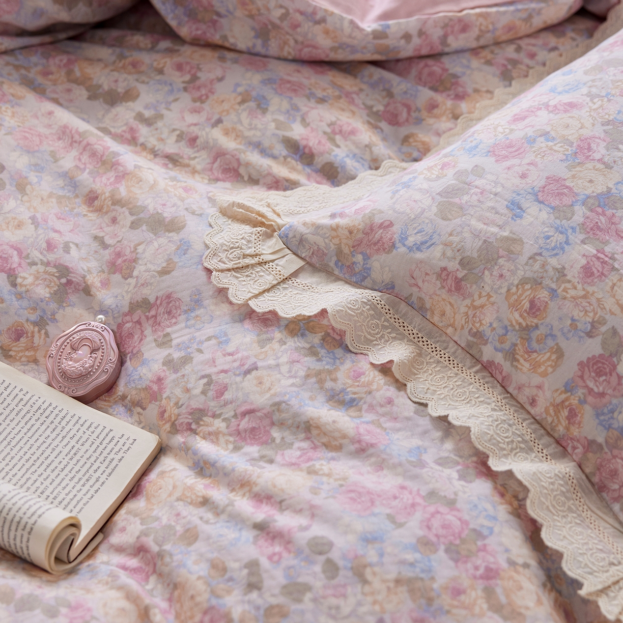 91家纺网 家纺一手货源 找家纺 清雅福 2026春夏新品韩版全棉双层纱镂空花边系列四件套 半岛花园-粉