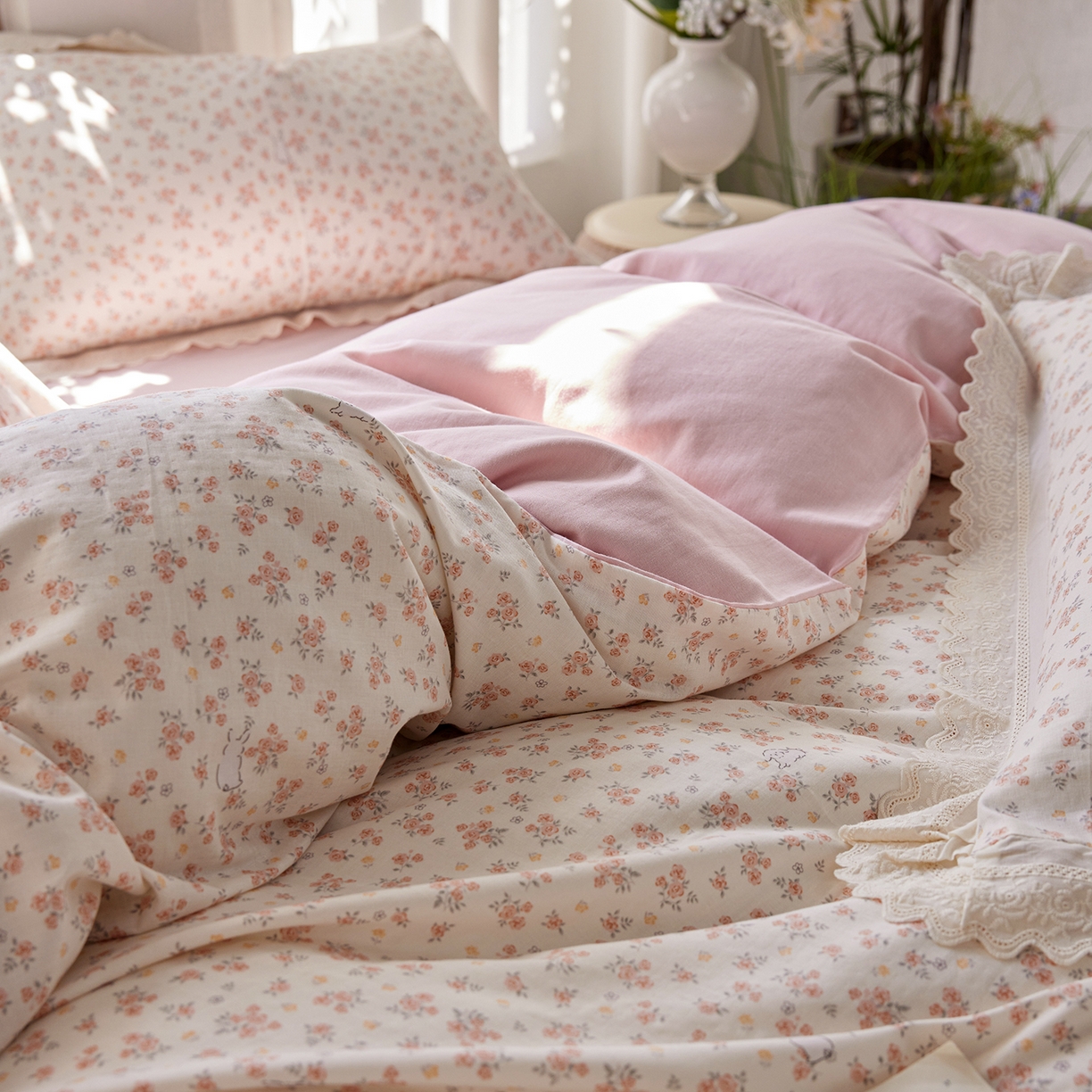 91家纺网 家纺一手货源 找家纺 清雅福 2026春夏新品韩版全棉双层纱镂空花边系列四件套 花丛小兔