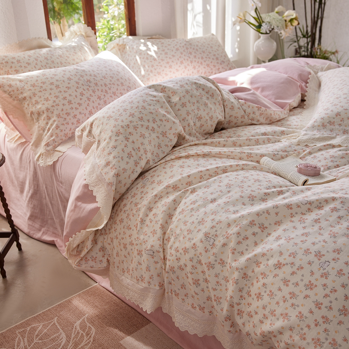 91家纺网 家纺一手货源 找家纺 清雅福 2026春夏新品韩版全棉双层纱镂空花边系列四件套 花丛小兔