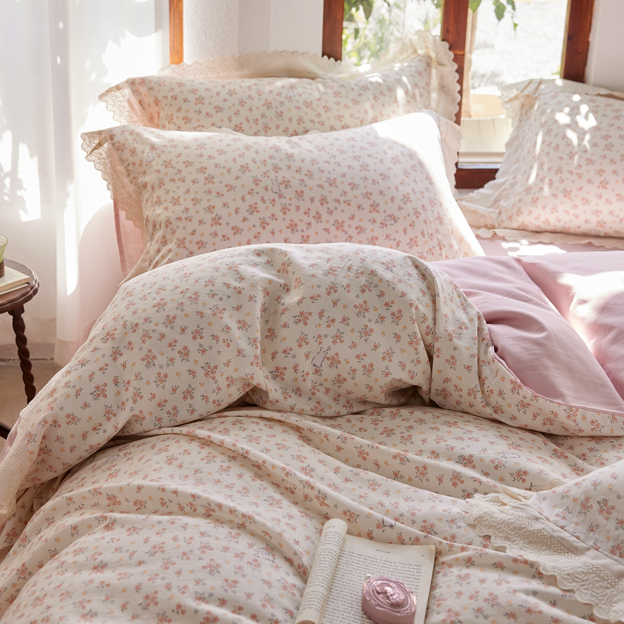 91家纺网 家纺一手货源 找家纺 清雅福 2026春夏新品韩版全棉双层纱镂空花边系列四件套 花丛小兔