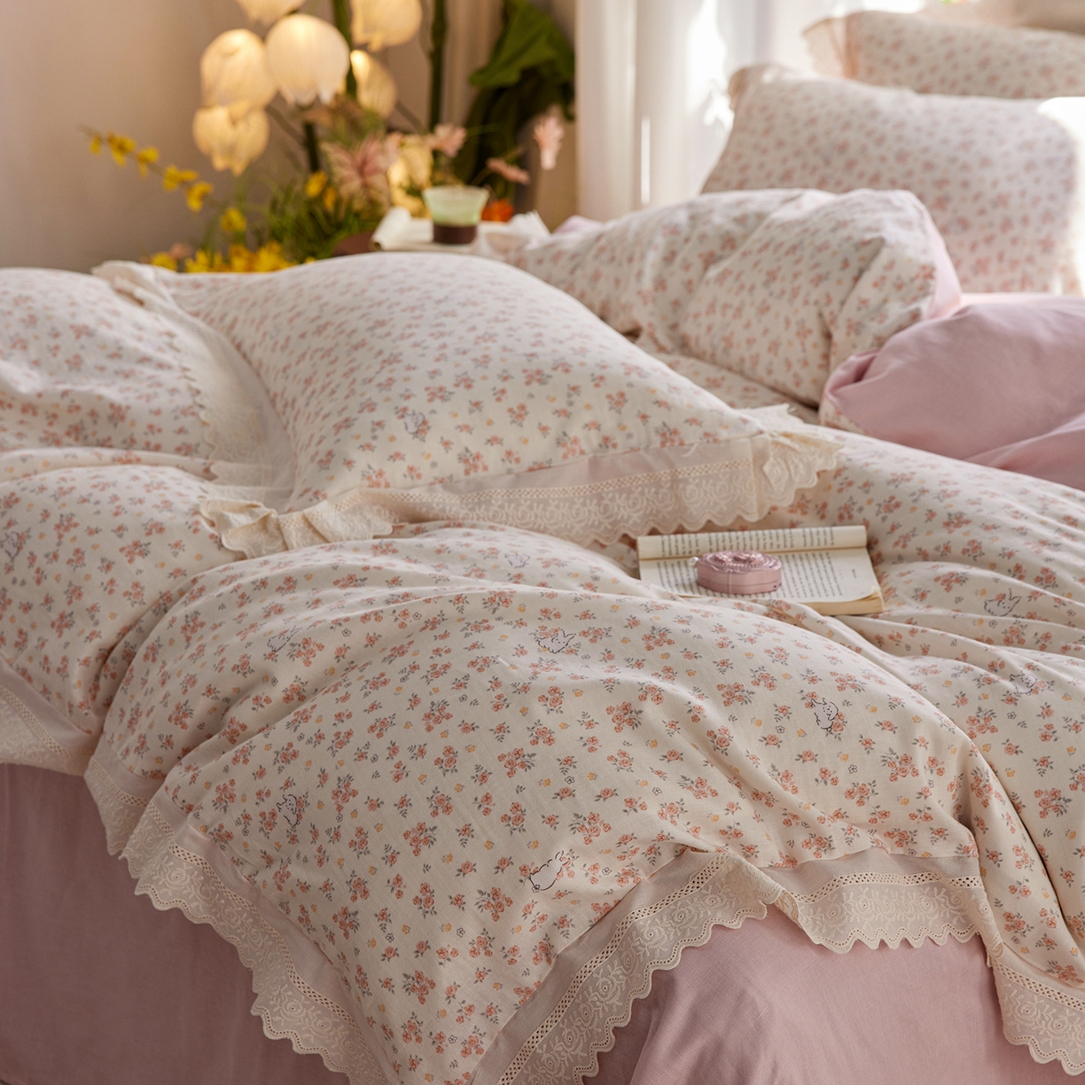 91家纺网 家纺一手货源 找家纺 清雅福 2026春夏新品韩版全棉双层纱镂空花边系列四件套 花丛小兔