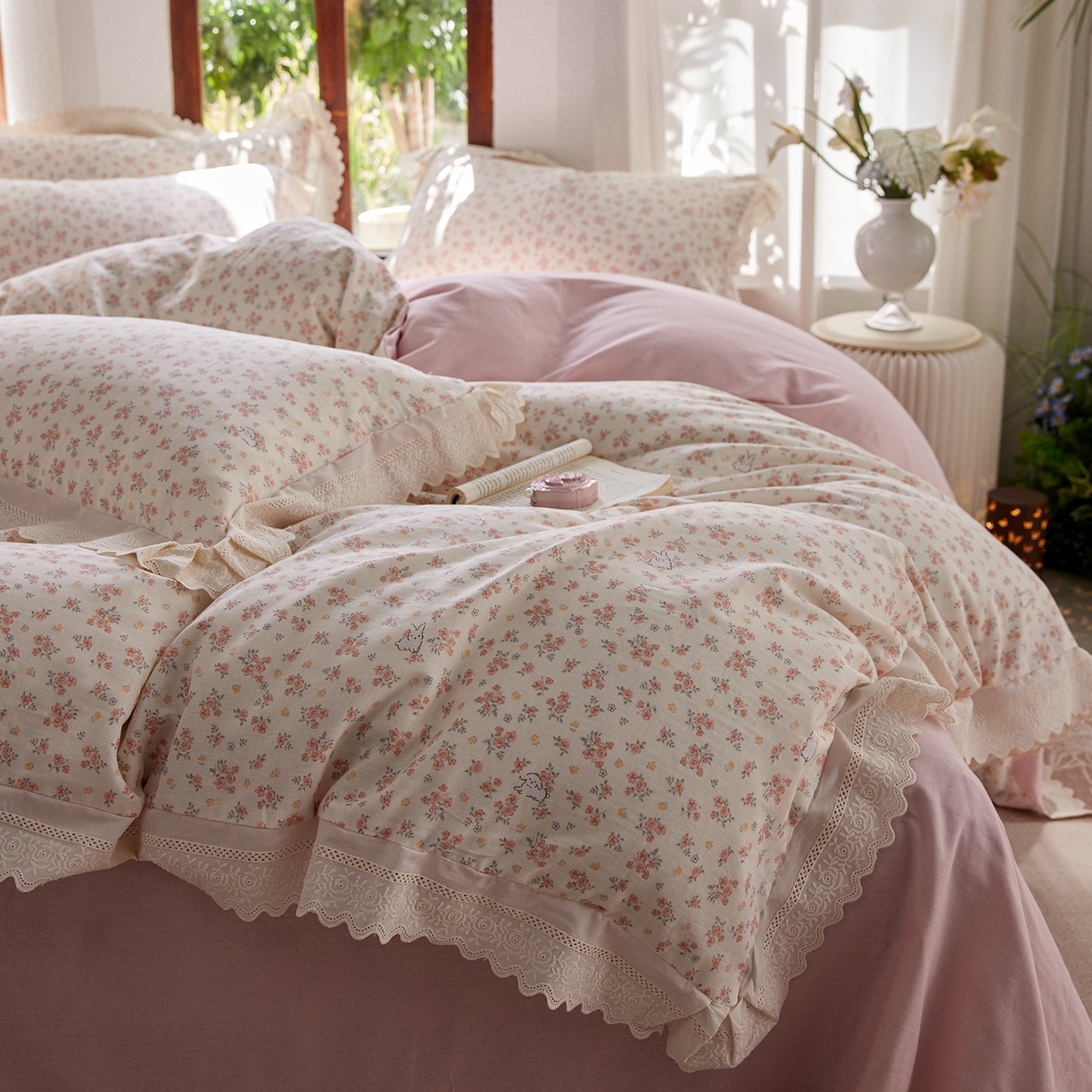 91家纺网 家纺一手货源 找家纺 清雅福 2026春夏新品韩版全棉双层纱镂空花边系列四件套 花丛小兔