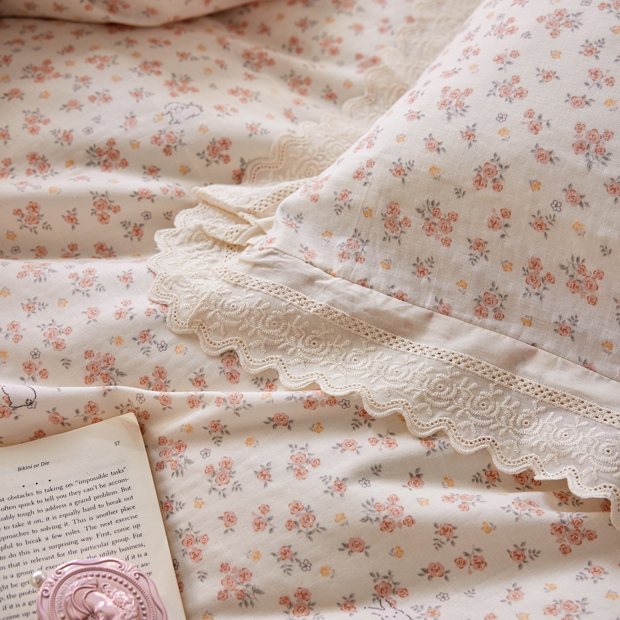 91家纺网 家纺一手货源 找家纺 清雅福 2026春夏新品韩版全棉双层纱镂空花边系列四件套 花丛小兔